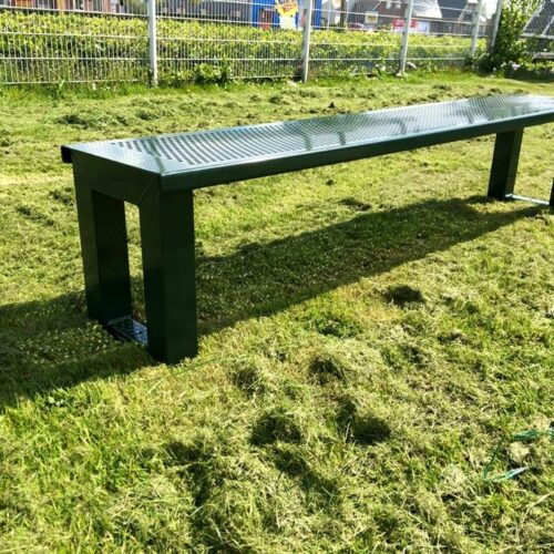 Parkbank Danielle 42 Door de voorgeboorde gaten in het frame, is deze leuke parkbank eenvoudig te bevestigen op het maaiveld.